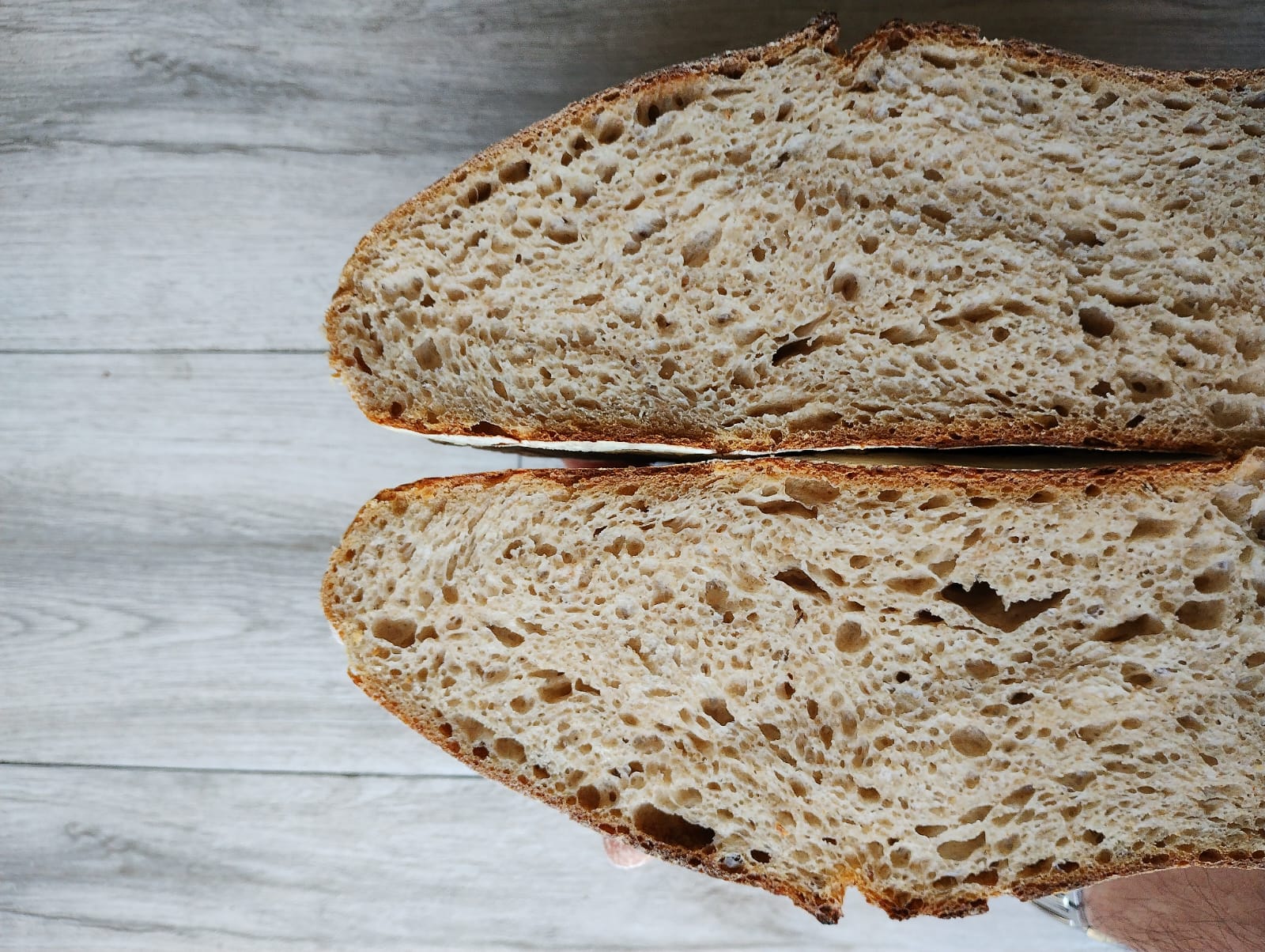 Pan fresco en la mesa